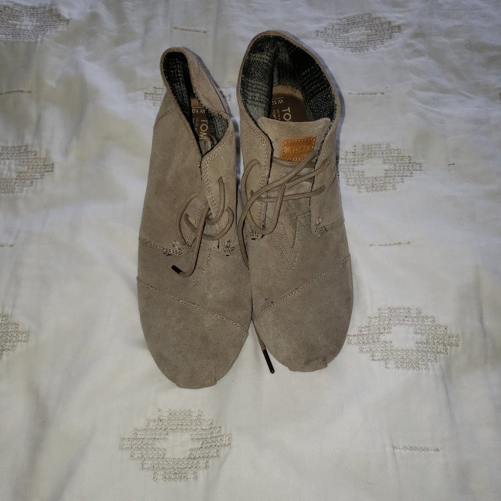 TOMS Desert Taupe Lace Up Suede Wedge Heel Booties size 10